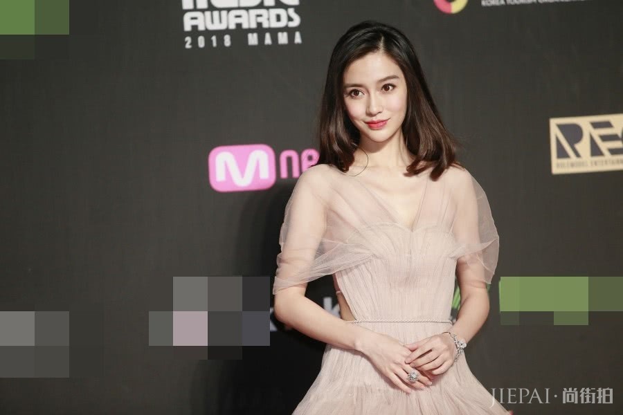 中韩女明星MAMA红毯,杨颖与宣美同穿粉色,露背与露腿谁更美